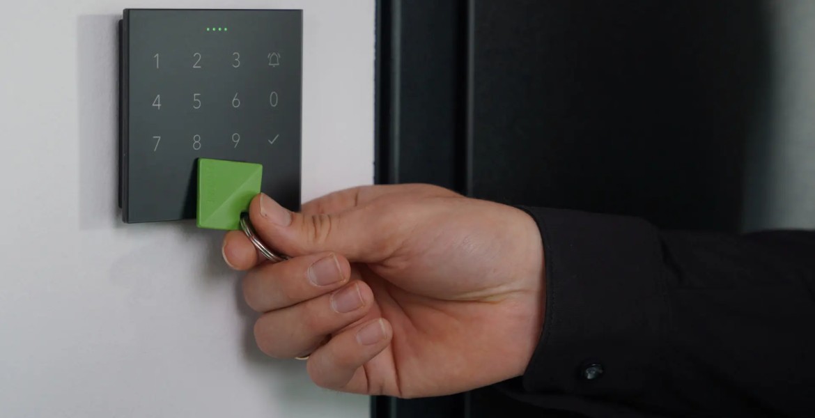 Traditional vs. smart access control – what's the difference?